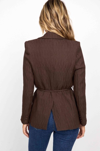 AMERICANA MARRÓN CON CINTURÓN AJUSTABLE Y BOLSILLOS DE SOLAPA FBZMA1519