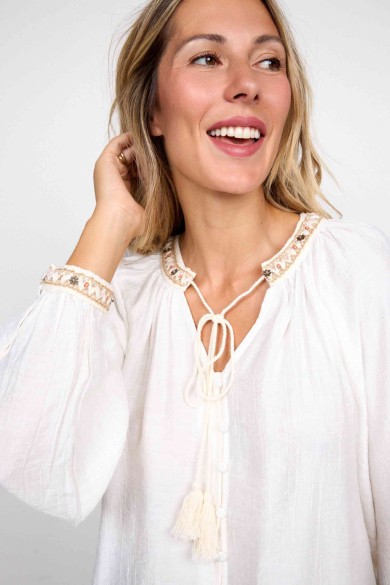 BLUSA BOHO CRUDA CON LAZO Y DETALLE BORDADO FBZMA1500
