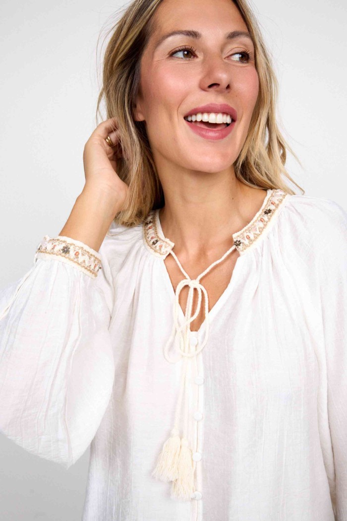 BLUSA BOHO CRUDA CON LAZO Y DETALLE BORDADO FBZMA1500