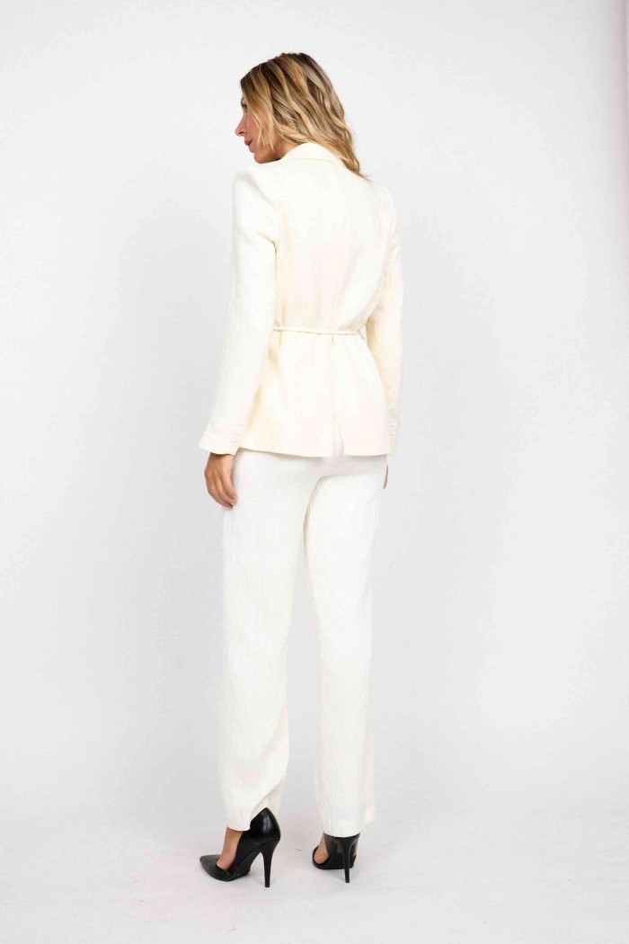 BLAZER CREMA CON CINTURÓN DE CORDEL AJUSTABLE FBZM