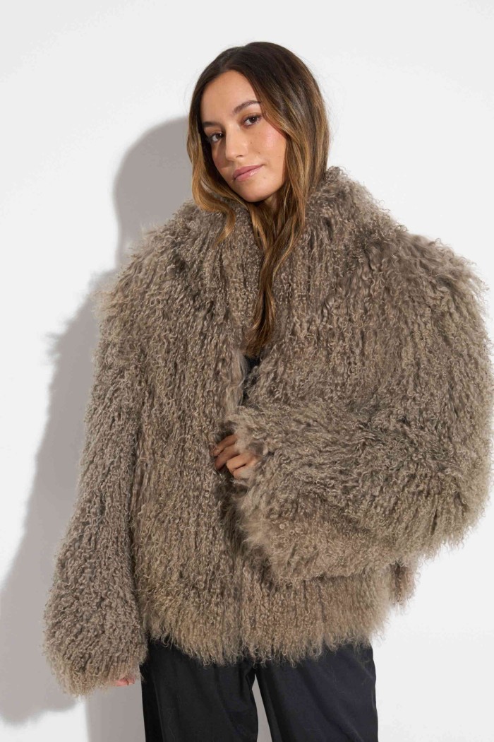 CHAQUETA GRIS DE LANA DE CORDERO CON CUELLO ALTO TB-WT2411251317