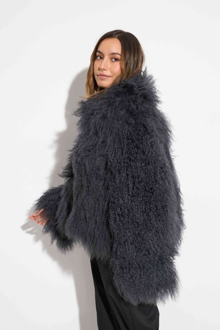CHAQUETA GRIS OSCURO DE LANA DE CORDERO CON CUELLO SORAPA TB-WT2411251317