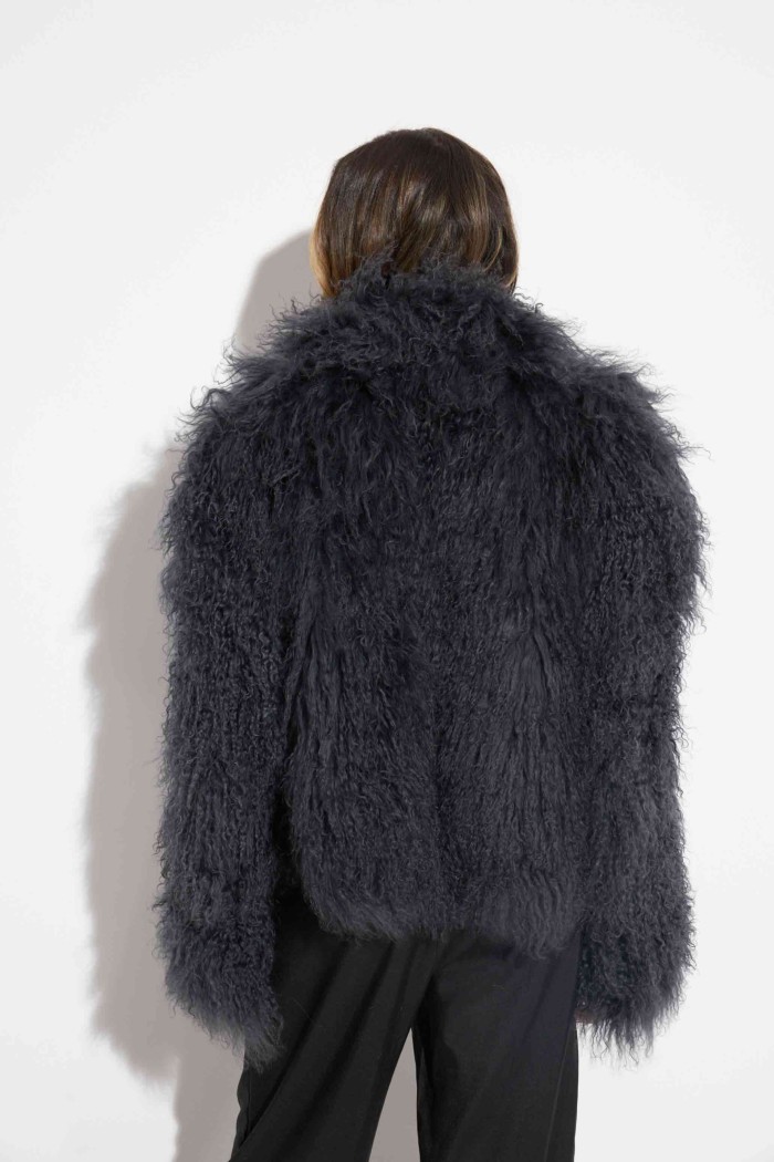CHAQUETA GRIS OSCURO DE LANA DE CORDERO CON CUELLO SORAPA TB-WT2411251317