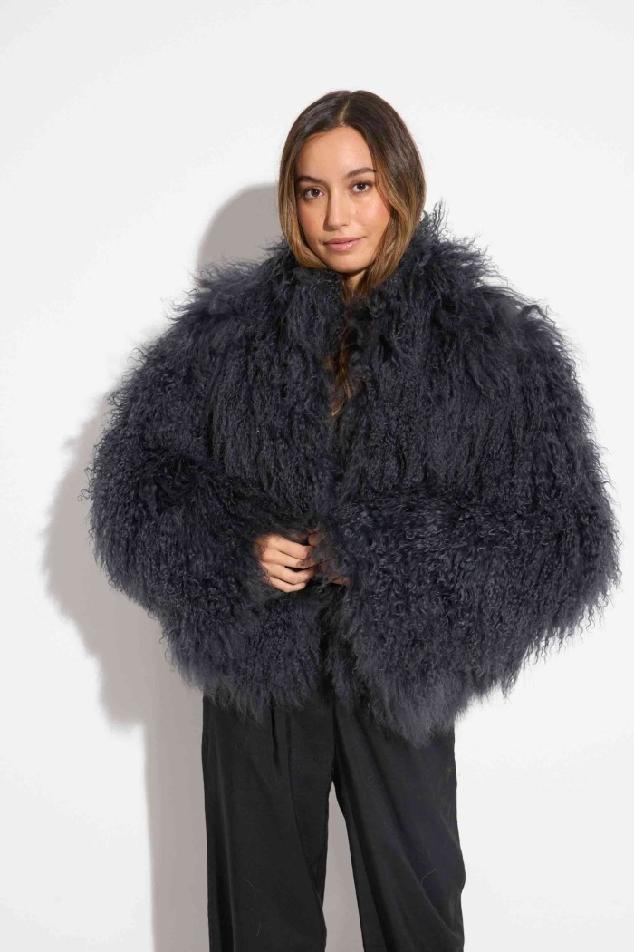 CHAQUETA GRIS OSCURO DE LANA DE CORDERO CON CUELLO SORAPA TB-WT2411251317