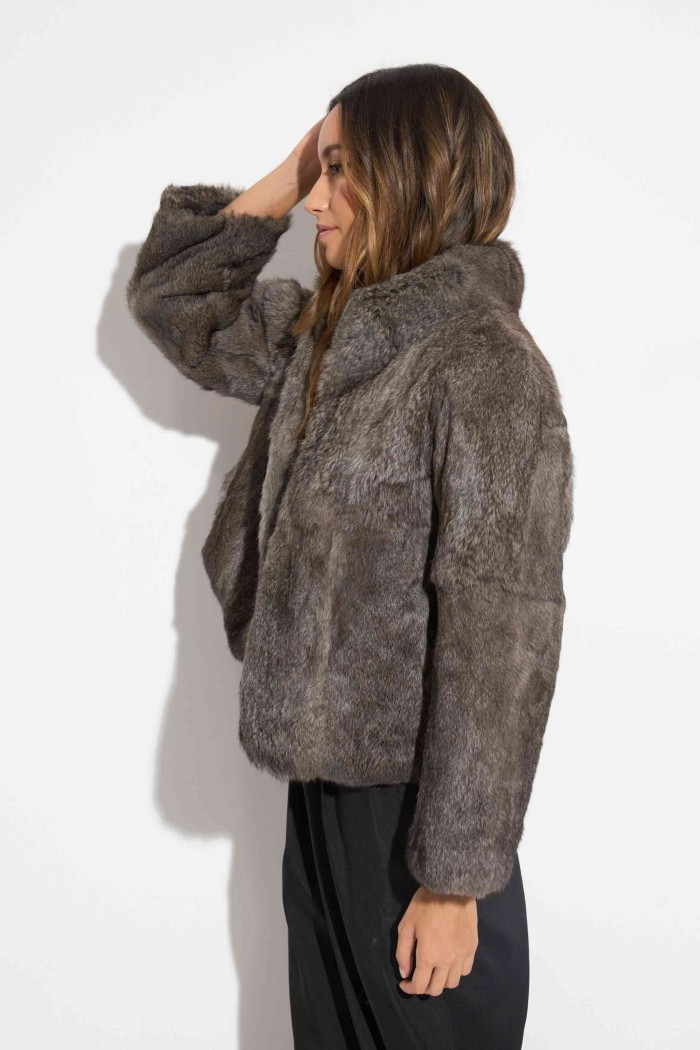CHAQUETA CORTA DE PELO NATURAL EN TONO GRIS PC-LLL5907-16