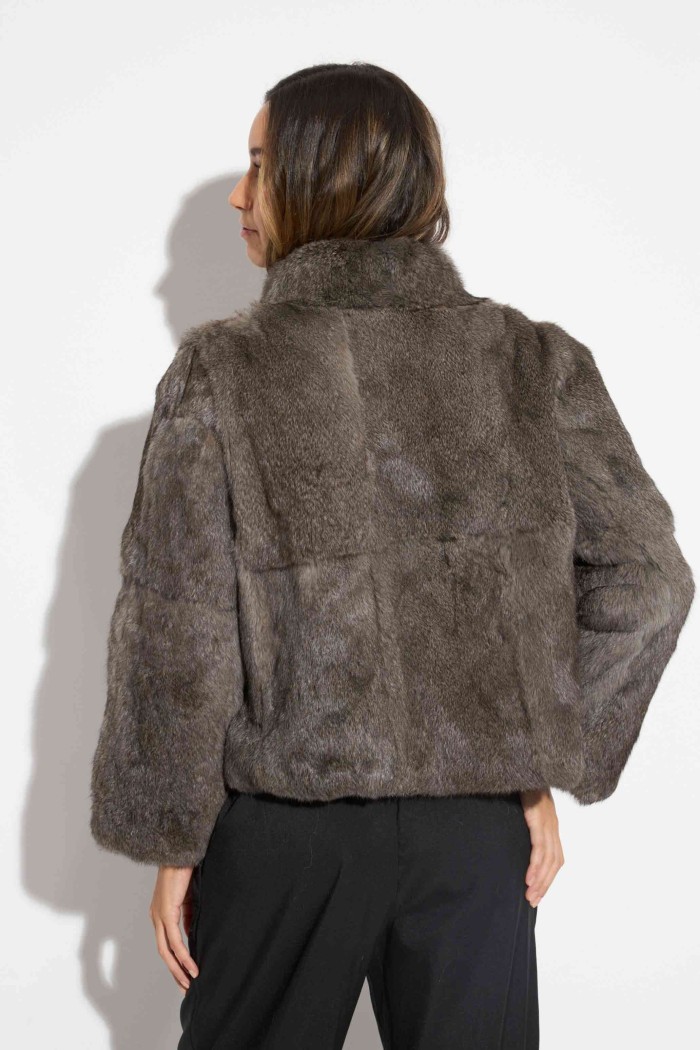 CHAQUETA CORTA DE PELO NATURAL EN TONO GRIS PC-LLL5907-16
