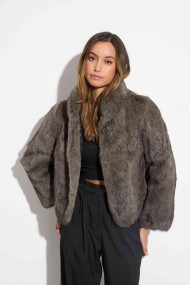 CHAQUETA CORTA DE PELO NATURAL EN TONO GRIS PC-LLL5907-16