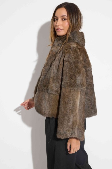 CHAQUETA CORTA DE PELO NATURAL EN TONO MARRÓN GRISÁCEO PC-LLL5907-17