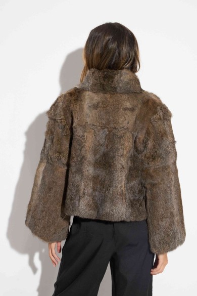 CHAQUETA CORTA DE PELO NATURAL EN TONO MARRÓN GRISÁCEO PC-LLL5907-17