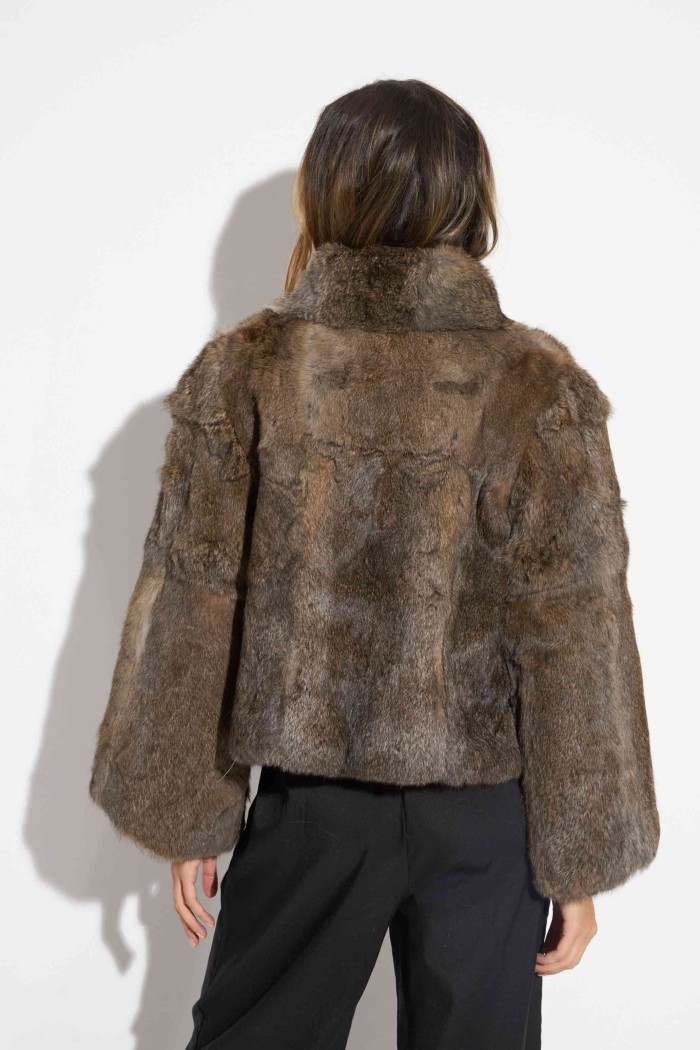 CHAQUETA CORTA DE PELO NATURAL EN TONO MARRÓN GRISÁCEO PC-LLL5907-17
