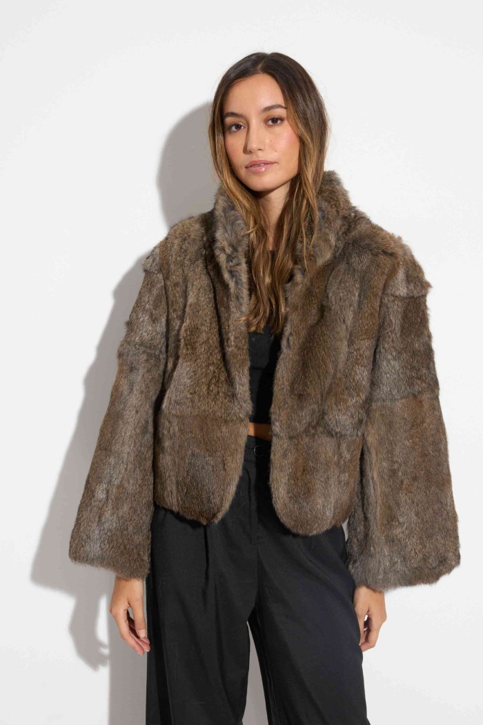 CHAQUETA CORTA DE PELO NATURAL EN TONO MARRÓN GRISÁCEO PC-LLL5907-17