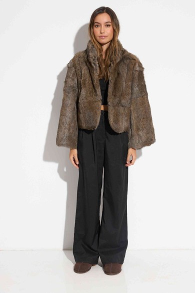 CHAQUETA CORTA DE PELO NATURAL EN TONO MARRÓN GRISÁCEO PC-LLL5907-17