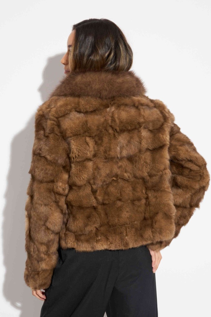 CHAQUETA CORTA CON CUELLO DE PELO DE ZORRO Y CUERPO DE PELO DE CONEJO QP-WT571619