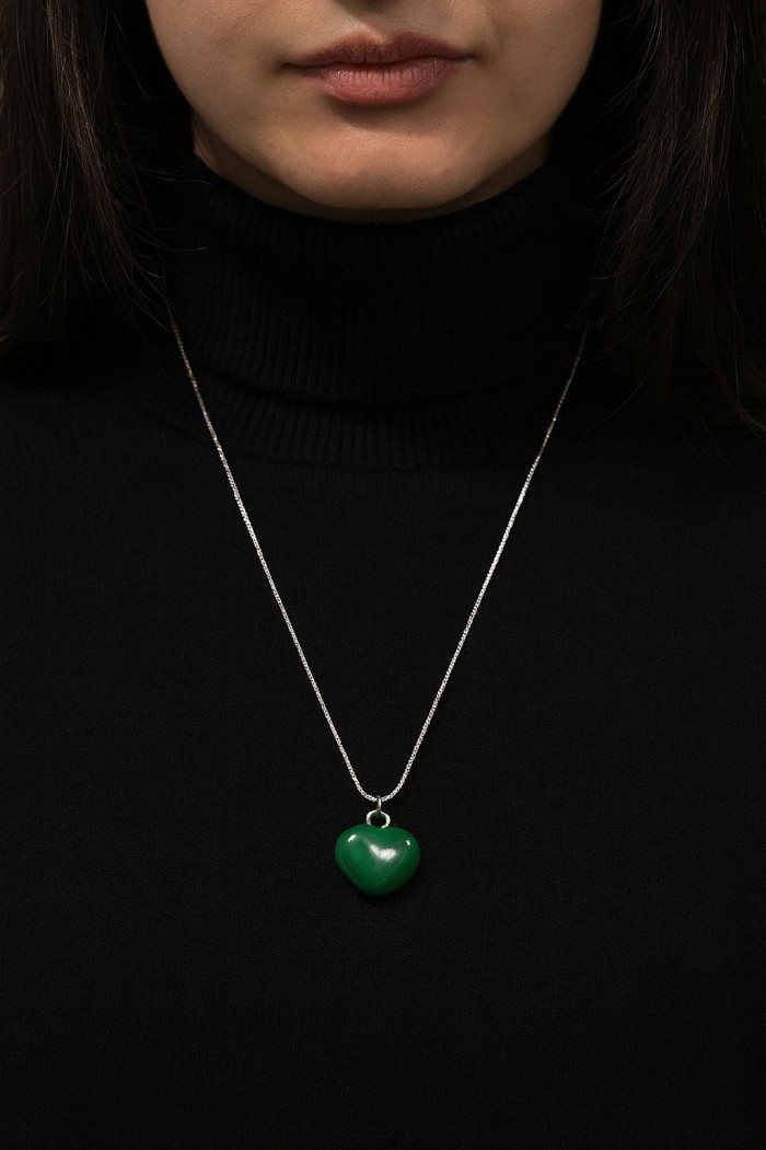 COLLAR PLATEADO CON COLGANTE DE CORAZÓN VERDE SIN NÍQUEL