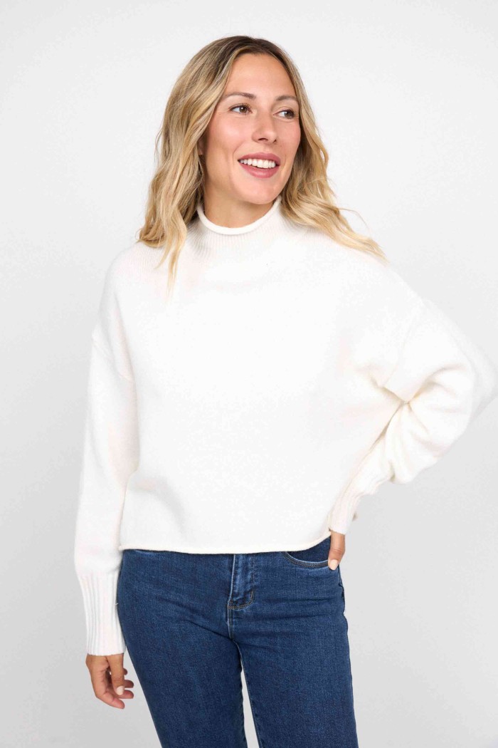 JERSEY BLANCO DE CUELLO SEMI-ALTO DE PUNTO SUAVE FBZMT9571