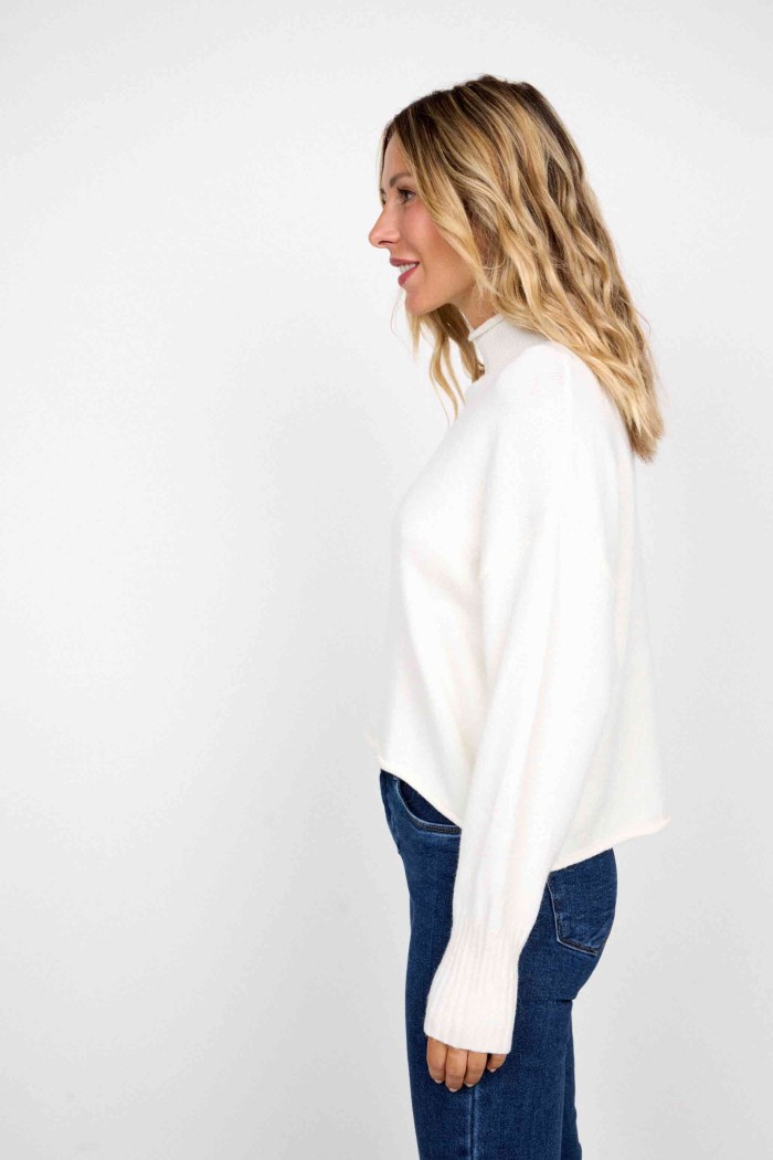 JERSEY BLANCO DE CUELLO SEMI-ALTO DE PUNTO SUAVE FBZMT9571