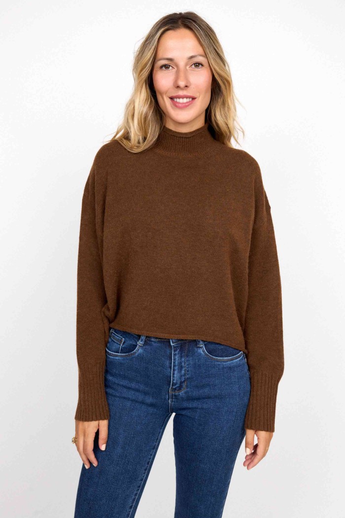 JERSEY MARRÓN DE CUELLO SEMI-ALTO DE PUNTO SUAVE FBZMT9572