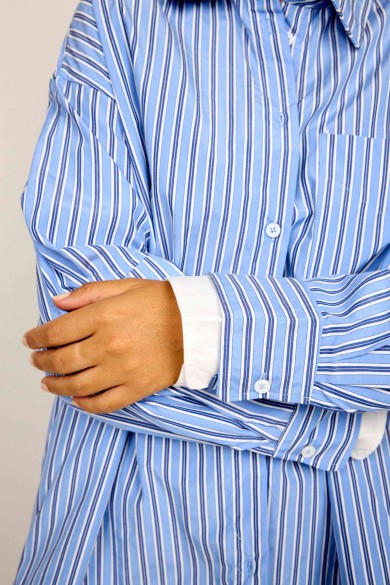 CAMISA OVERSIZE DE RAYAS AZULES CON DOBLE PUÑO Y BAJO BLANCO FBZMT22212