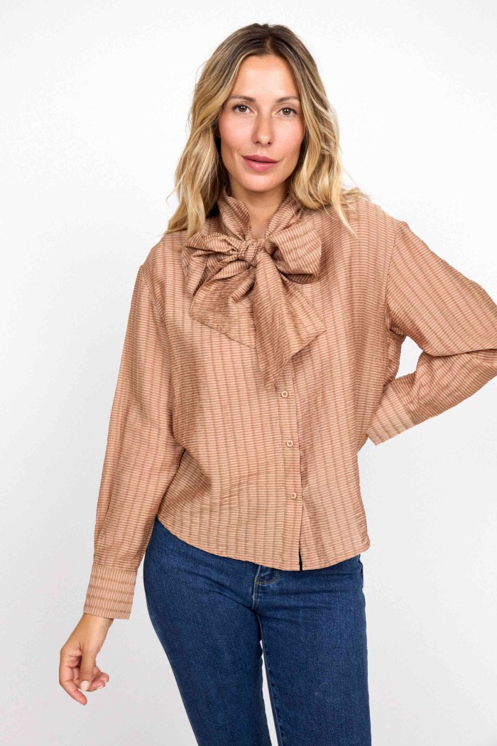 CAMISA OVERSIZE DE RAYAS ROSA Y AZUL CON DOBLE PUÑO Y BAJO BLANCO FBMR22276