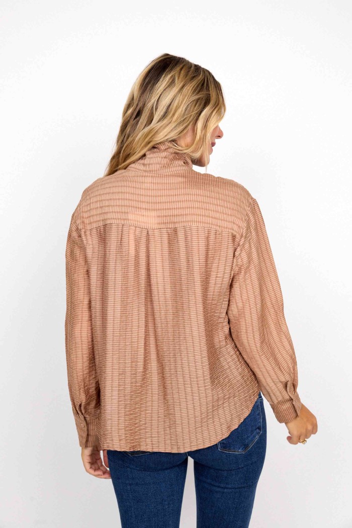 CAMISA OVERSIZE DE RAYAS ROSA Y AZUL CON DOBLE PUÑO Y BAJO BLANCO FBMR22276