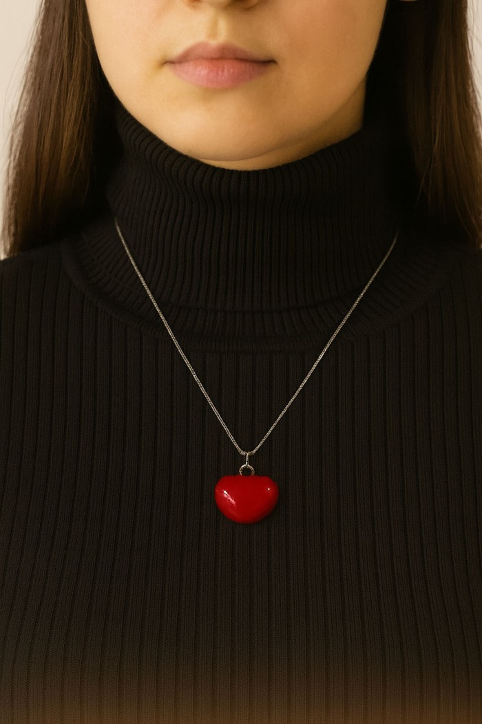 COLLAR PLATEADO CON COLGANTE DE CORAZÓN ROJO SIN NÍQUEL