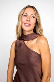 VESTIDO ASIMÉTRICO CON CUELLO DRAPEADO MARRON FBZMA1529