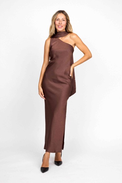 VESTIDO LARGO ASIMÉTRICO CON CUELLO DRAPEADO MARRON FBZMA1609