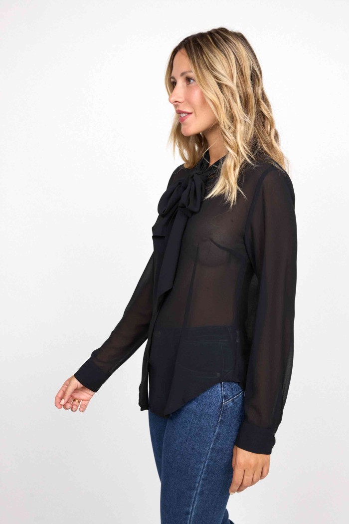 BLUSA CON LAZO AL CUELLO NEGRO FBZMR22354