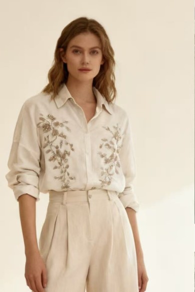 CAMISA BEIGE CON BORDADO FLORAL DD-S60002