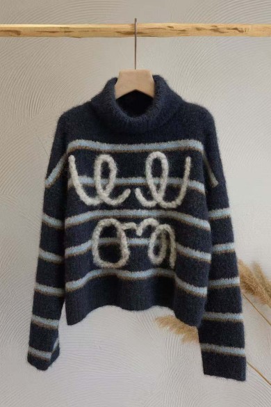 JERSEY DE LANA CON CUELLO ALTO Y BORDADO EN RELIEVE FBZMT9585