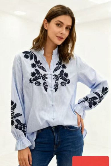 CAMISA RAYAS AZUL CON BORDADO FLORAL NEGRO DD-S60007