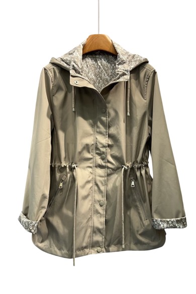 CHAQUETA IMPERMEABLE CON CAPUCHA INTERIOR ESTAMPADO AJUSTE A LA CINTURA VARIOS COLORES TY-Z56039