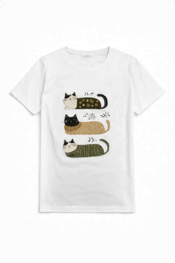 CAMISETA BLANCA ESTAMPADA GATOS BORDADOS ESTILO ILUSTRACIÓN TY-K1773