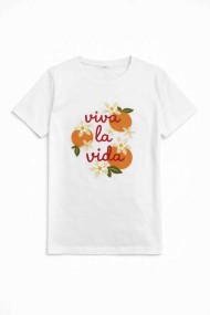 CAMISETA BLANCA ESTAMPADA VIVA LA VIDA CON ILUSTRACIÓN DE NARANJAS TY-K1756