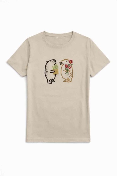 CAMISETA BEIGE BORDADA ANIMALITOS CON FLORES TY-K1715