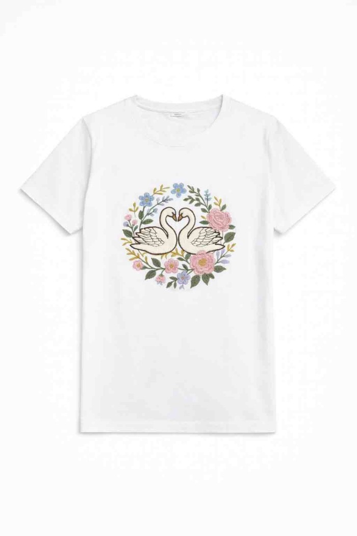 CAMISETA BLANCA BORDADA CISNES CON FLORES TY-K1751
