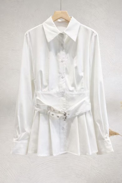 CAMISA BLANCA CON CINTURÓN DOBLE HEBILLA AJUSTABLE FBZMA1657