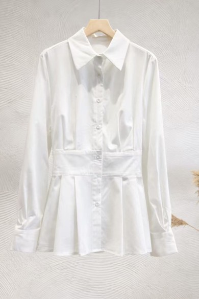 CAMISA BLANCA CON CINTURÓN DOBLE HEBILLA AJUSTABLE FBZMA1657