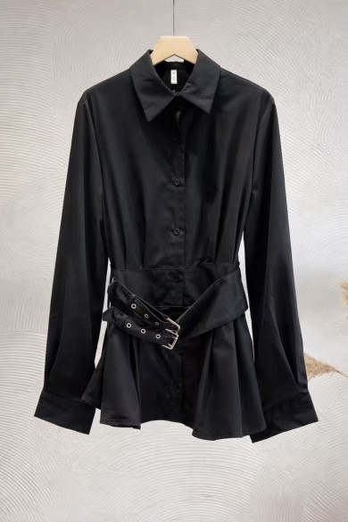 CAMISA NEGRA CON CINTURÓN DOBLE HEBILLA AJUSTABLE FBZMA1656