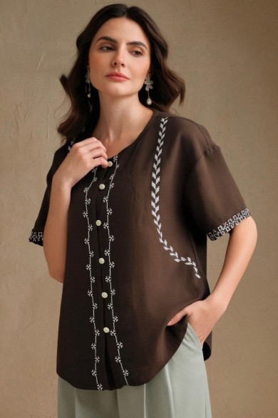 CAMISA MUJER COLOR CHOCOLATE CON BORDADO BLANCO MANGA CORTA TY-1145