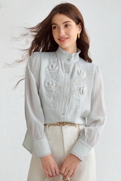 CAMISA MUJER BLANCA CON BORDADO FLORAL EN RELIEVE Y CUELLO ALTO TY-1135