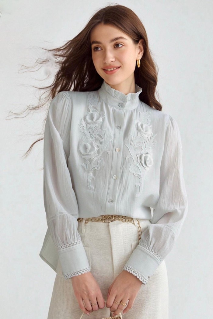 CAMISA MUJER BLANCA CON BORDADO FLORAL EN RELIEVE Y CUELLO ALTO TY-1135