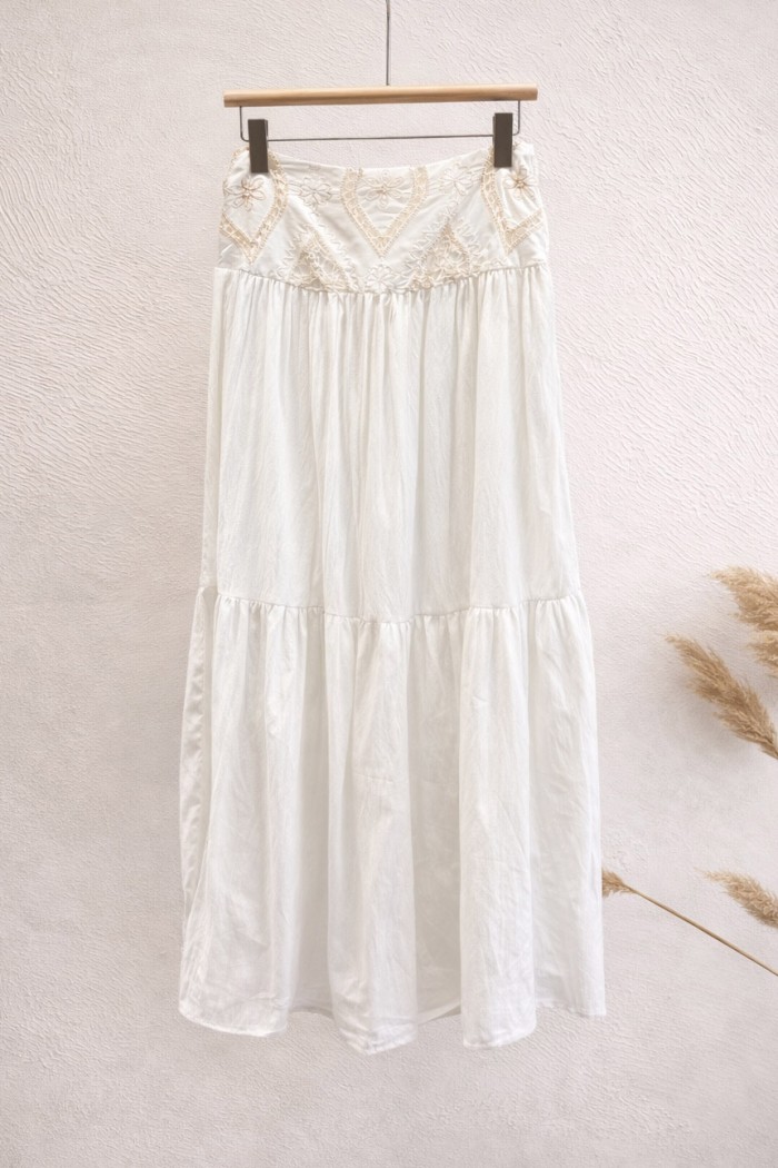 FALDA LARGA BLANCA MUJER CON BORDADO Y VOLANTES ESTILO ROMÁNTICO FBZMA1625B