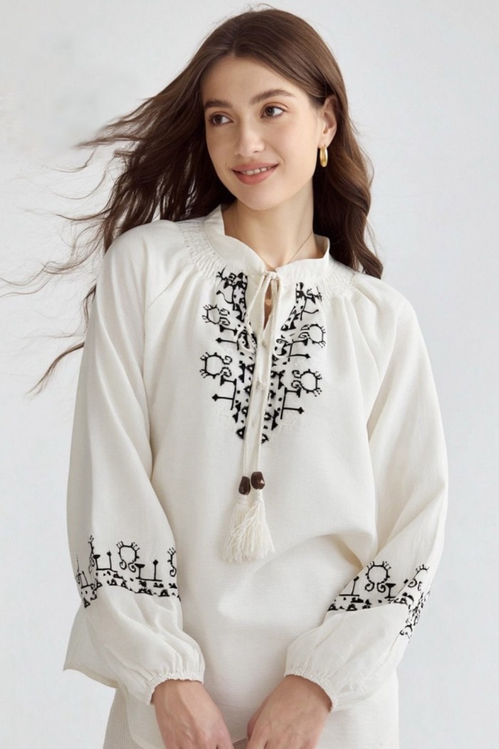 BLUSA MUJER BLANCA BORDADA CON CORDÓN Y BORLAS ESTILO BOHO TY-1119