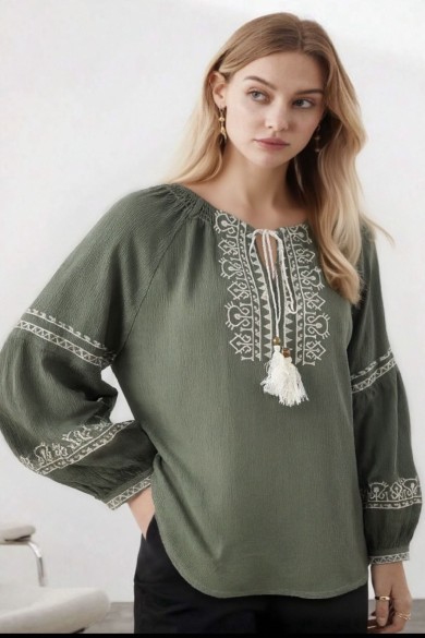 BLUSA MUJER VERDE BORDADA CON CORDÓN Y BORLAS ESTILO BOHO TY-1109