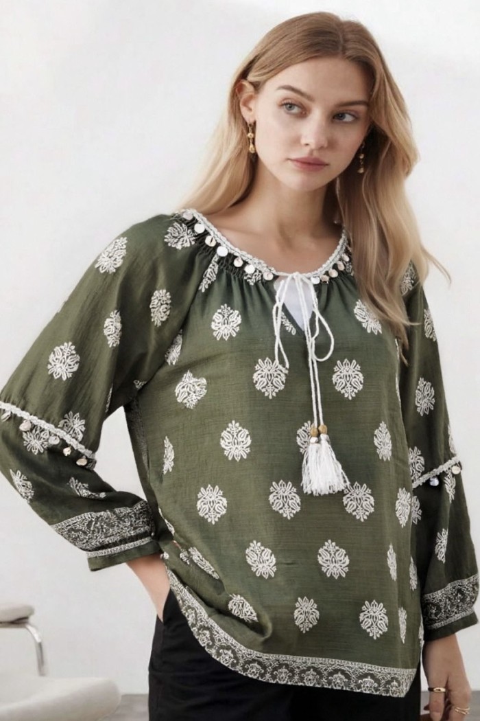 BLUSA MUJER VERDE OLIVA CON ESTAMPADO ÉTNICO Y CORDÓN TY-1120