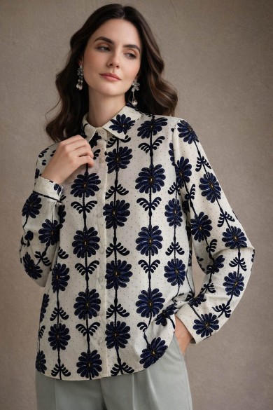 CAMISA MUJER BLANCA ESTAMPADA CON MOTIVO FLORAL AZUL TY-1079