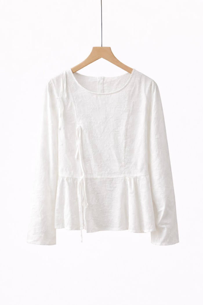 BLUSA BLANCA CON RELIEVE FLORAL Y LAZO LATERAL FBZMR22247