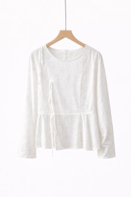 BLUSA BLANCA CON RELIEVE FLORAL Y LAZO LATERAL FBZMR22247
