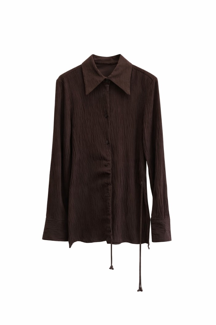 CAMISA TEXTURIZADA DE RAYÓN CON DETALLE FRUNCIDO MARRON FBMZA1526